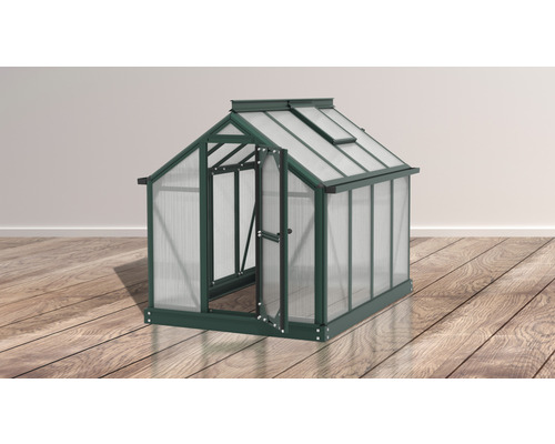 Kleines Gewächshaus mit geöffneter Tür