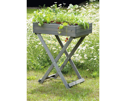 Jardinière en bois sur un cadre en bois pliable dans le jardin