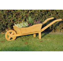 Botte en bois en forme de brouette avec plantations dans le jardin