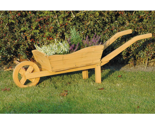Holzbottich in Schubkarrenform mit Bepflanzung im Garten