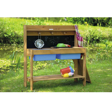 Holz-Matschküche mit Tafel und Zubehör im Garten