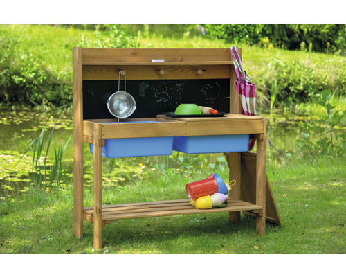 Holz-Matschküche mit Tafel und Zubehör im Garten
