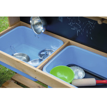 Detailaufnahme einer Matschküche mit Zubehör wie Töpfen, Schüsseln und einem Nudelholz.