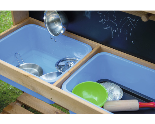 Detailaufnahme einer Matschküche mit Zubehör wie Töpfen, Schüsseln und einem Nudelholz.