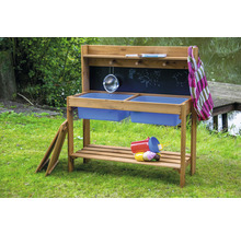 Matschküche aus Holz mit zwei blauen Wannen und Tafel