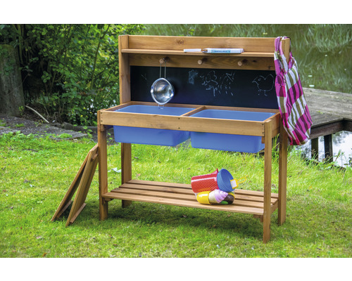 Matschküche aus Holz mit zwei blauen Wannen und Tafel