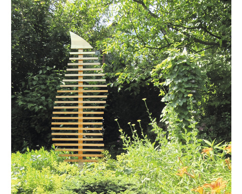 Support à plantes en bois dans le jardin