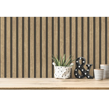 Szene mit Holzpaneelwand, Pflanze, dekorativem kaufmännischen Und-Zeichen und Tassen