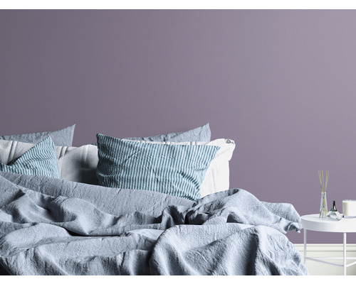 Schlafzimmer mit Bett, Kissen und Nachttisch