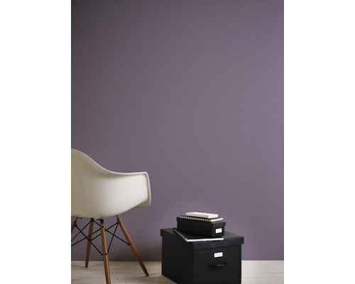 Wandgestaltung mit Stuhl und Aufbewahrungsboxen