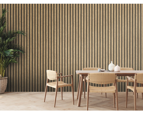 Esszimmer mit Holzwandpaneelen, Esstisch und Korbstühlen