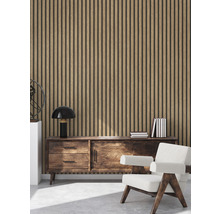 Wohnraum mit Holzpaneelwand, Sideboard und Sessel