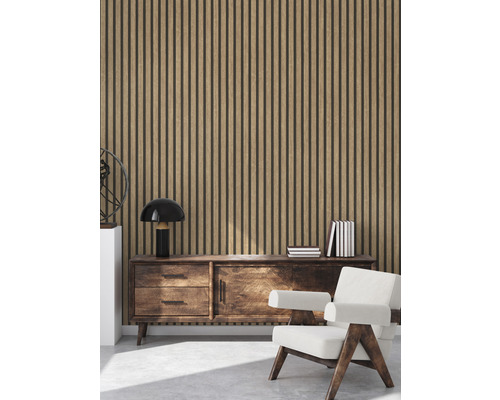 Wohnraum mit Holzpaneelwand, Sideboard und Sessel