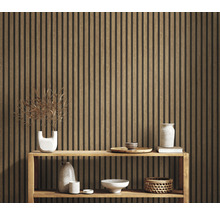 Raumansicht mit Holzpaneelwand und dekorativen Elementen auf einem Regal