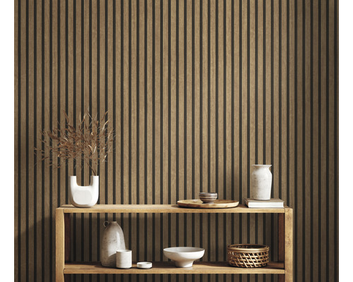 Raumansicht mit Holzpaneelwand und dekorativen Elementen auf einem Regal