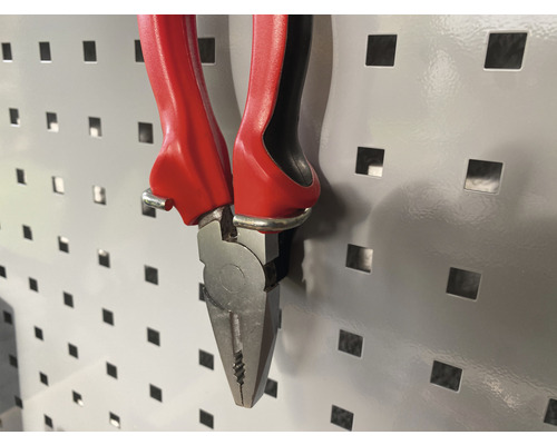 Kombinationszange mit Griffen auf einer Lochwand