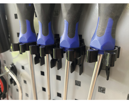 Nahaufnahme von Schraubendrehern, die in einer Werkzeugwandhalterung befestigt sind