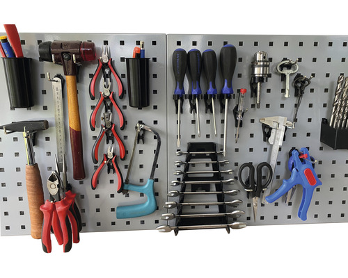 Panneau à outils avec divers outils tels que des marteaux, des pinces, des tournevis et des forets