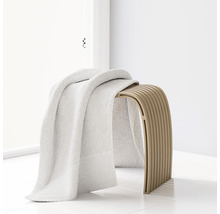 Handtuch auf Badhocker im Badezimmer