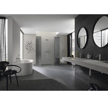 Modernes Badezimmer mit Badewanne, Dusche, Waschtisch und Spiegel