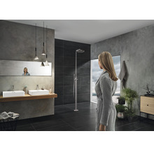 Modernes Badezimmer mit Dusche, Waschtischen und Spiegel