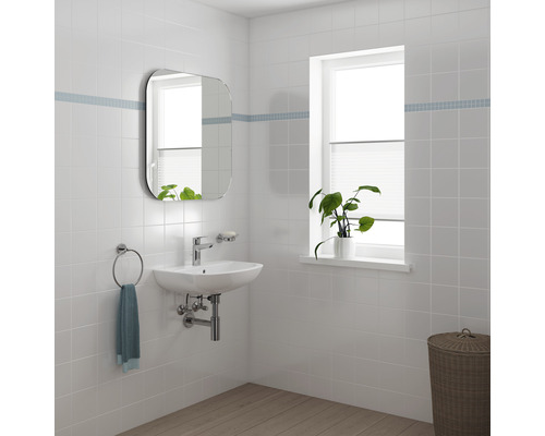 Helles Badezimmer mit Waschbecken, Spiegel und Handtuchhalter