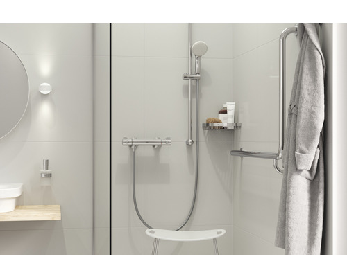 Salle de bains lumineuse avec douche, tabouret de douche, barre d''appui et peignoir