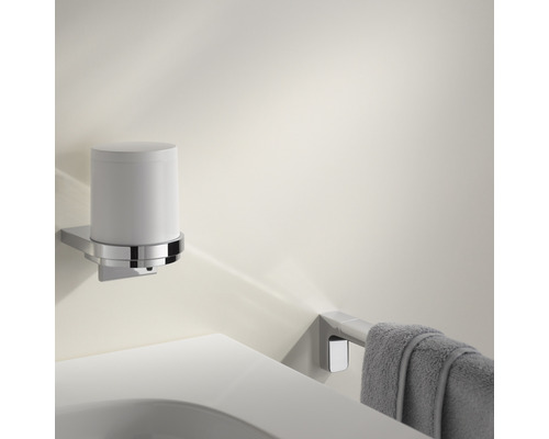Salle de bain avec distributeur de savon et porte-serviettes mural