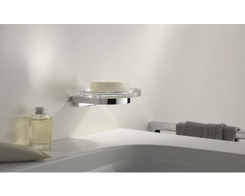 Badezimmerszene mit Seifenschale aus Glas und Metall zur Wandmontage