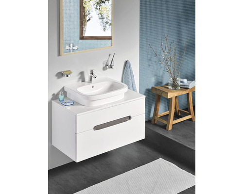 Badezimmer mit Waschbecken, Unterschrank und Spiegel