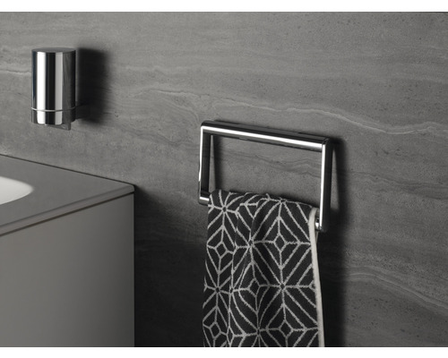 Salle de bains avec porte-serviettes et distributeur de savon