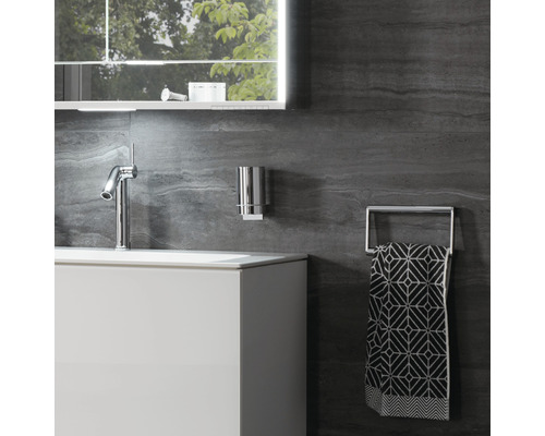 Lavabo de salle de bain avec robinet, porte-brosse à dents, serviette et porte-serviettes