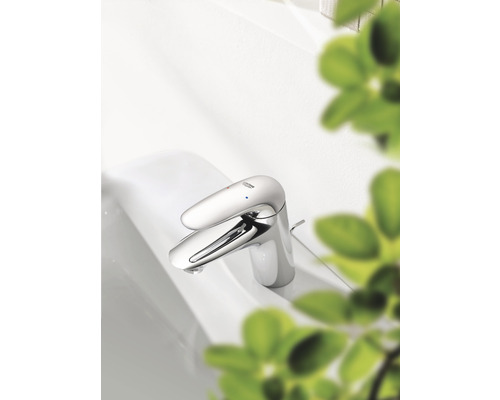 Robinet de lavabo en métal sur un lavabo