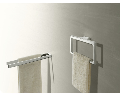 Deux porte-serviettes en métal avec des serviettes sur le mur