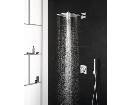 Pomme de douche carrée avec douchette et mitigeur thermostatique dans une salle de bain
