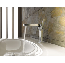 Robinet en métal avec eau courante dans un lavabo de salle de bain.