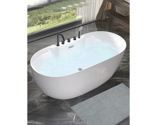 Baignoire îlot remplie d''eau dans la salle de bains.