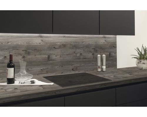 Küchenzeile mit Kochfeld, Arbeitsplatte und Rückwand in Holzoptik