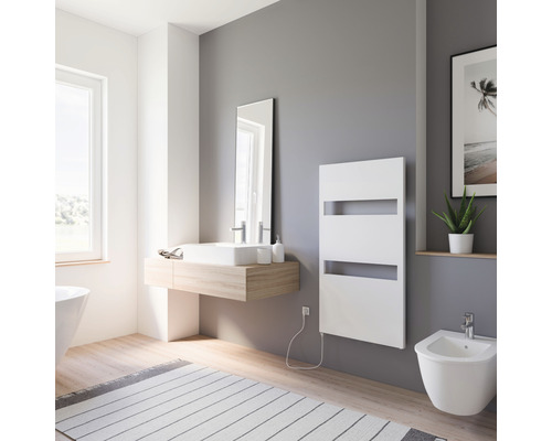 Salle de bains moderne avec lavabo, miroir, sèche-serviettes et bidet