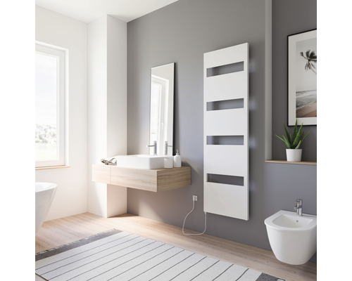 Elektrischer Handtuchwärmer SCHULTE Turin Heizstab links 50,5 x 170,3 cm 600 W mit Schukostecker weiß Modernes Badezimmer mit Waschbecken, Spiegel, Heizkörper und Bidet