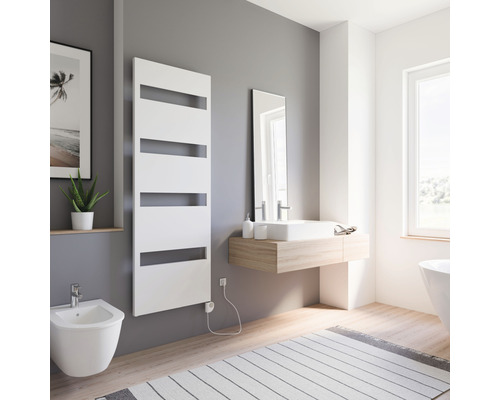Elektrischer Handtuchwärmer SCHULTE Turin Heizstab rechts 60,5 x 170,3 cm 600 W mit Heizstab 3 regulierbar weiß Modernes Badezimmer mit Heizkörper, Waschtisch, Spiegel und Bidet.