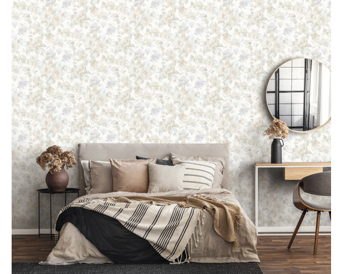 Schlafzimmer mit floral gemusterter Tapete, Bett und Möbeln