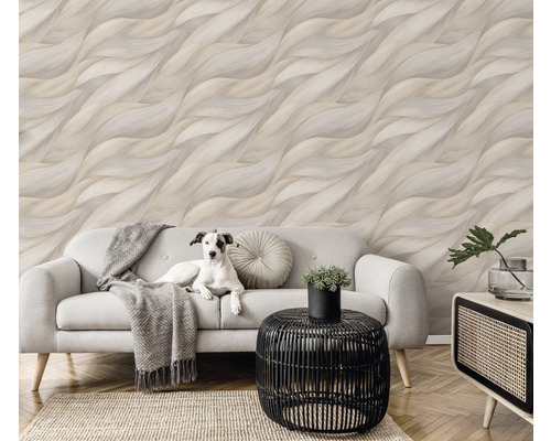 Wohnzimmer mit gemusterter Tapete, Sofa, Beistelltisch und Hund