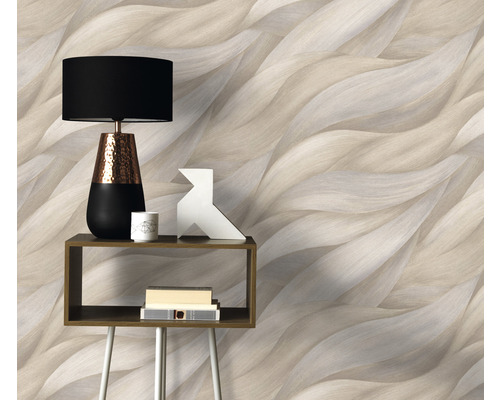 Raumansicht mit gemusterter Tapete und Beistelltisch mit Lampe