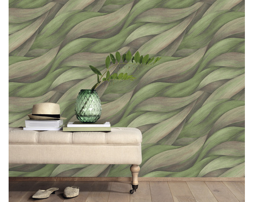 Wohnraum mit gemusterter Tapete, Sitzbank, Dekoration und Holzboden