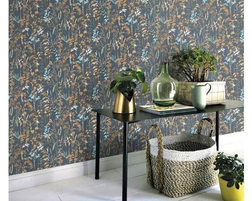 Dekorative Tapete mit Pflanzenmuster in einem Wohnraum