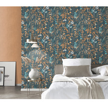 Schlafzimmer mit floral gemusterter Tapete, Bett und Nachttischlampe.