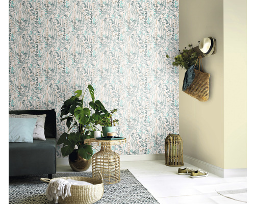 Wohnzimmer mit floraler Tapete, Sofa und Pflanzen