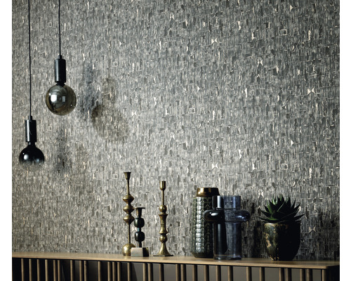 Pièce décorative avec papier peint à motifs, lampes et objets de décoration