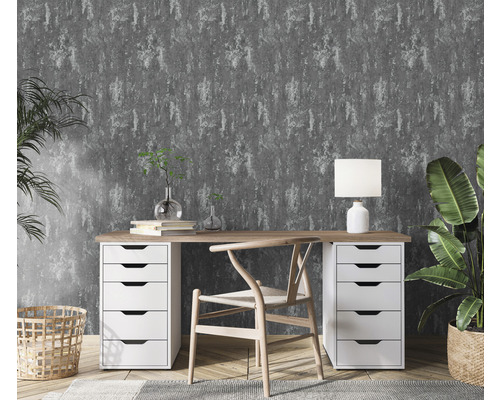 Bureau avec bureau, chaise, lampe et plantes d''intérieur devant un papier peint à motifs gris